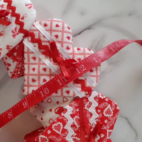 Valentine's Day Wreath & Home is Where the Heart Is figure - Picture 15 of 16